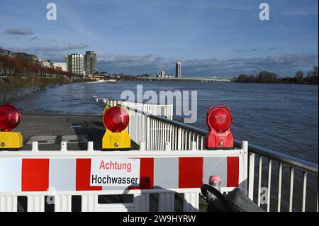 Hochwasser Barriere für Fussgänger und Verkehr mit der Aufschrift Achtung Hochwasser wegen Rhein Hochwasser. Blick auf den Süden von Köln mit Zoobrücke und Bastei *** Hochwasserbarriere für Fußgänger und Verkehr mit der Inschrift Achtung Hochwasser wegen Rhein Hochwasser Blick auf den Kölner Süden mit Zoobrücke und Bastei Stockfoto