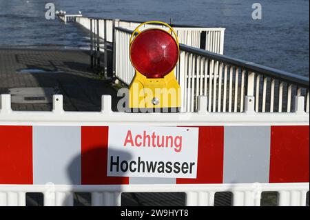 Hochwasser Barriere für Fussgänger und Verkehr mit der Aufschrift Achtung Hochwasser wegen Rhein Hochwasser. Blick auf den Süden von Köln mit Zoobrücke und Bastei *** Hochwasserbarriere für Fußgänger und Verkehr mit der Inschrift Achtung Hochwasser wegen Rhein Hochwasser Blick auf den Kölner Süden mit Zoobrücke und Bastei Stockfoto