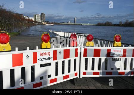 Hochwasser Barriere für Fussgänger und Verkehr mit der Aufschrift Achtung Hochwasser wegen Rhein Hochwasser. Blick auf den Süden von Köln mit Zoobrücke und Bastei *** Hochwasserbarriere für Fußgänger und Verkehr mit der Inschrift Achtung Hochwasser wegen Rhein Hochwasser Blick auf den Kölner Süden mit Zoobrücke und Bastei Stockfoto