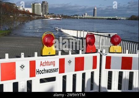 Hochwasser Barriere für Fussgänger und Verkehr mit der Aufschrift Achtung Hochwasser wegen Rhein Hochwasser. Blick auf den Süden von Köln mit Zoobrücke *** Hochwasserbarriere für Fußgänger und Verkehr mit der Inschrift Achtung Hochwasser wegen Rhein Hochwasser Blick auf den Süden von Köln mit Zoobrücke Stockfoto