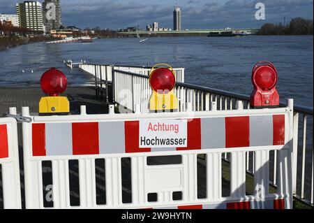 Hochwasser Barriere für Fussgänger und Verkehr mit der Aufschrift Achtung Hochwasser wegen Rhein Hochwasser. Blick auf den Süden von Köln mit Zoobrücke *** Hochwasserbarriere für Fußgänger und Verkehr mit der Inschrift Achtung Hochwasser wegen Rhein Hochwasser Blick auf den Süden von Köln mit Zoobrücke Stockfoto