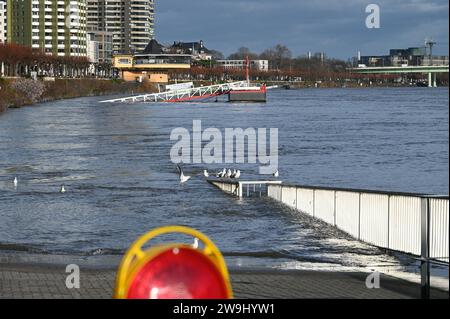 Hochwasser Barriere für Fussgänger und Verkehr mit der Aufschrift Achtung Hochwasser wegen Rhein Hochwasser. Blick auf den Süden von Köln mit Zoobrücke und Bastei *** Hochwasserbarriere für Fußgänger und Verkehr mit der Inschrift Achtung Hochwasser wegen Rhein Hochwasser Blick auf den Kölner Süden mit Zoobrücke und Bastei Stockfoto