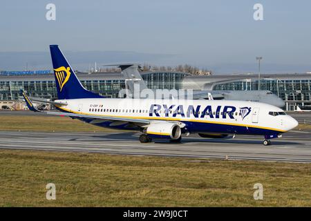 Ryanair Boeing 737-800 der irischen Billigfluggesellschaft fährt zum Start vom Flughafen Lviv, im Hintergrund mit Lockheed C-5 Galaxy der US Air Force Stockfoto