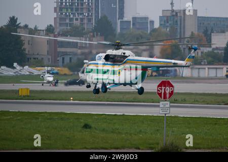 Staatlicher Grenzschutzdienst der Ukraine MIL Mi-8MT Hubschrauber startet vom Flughafen Lemberg Stockfoto