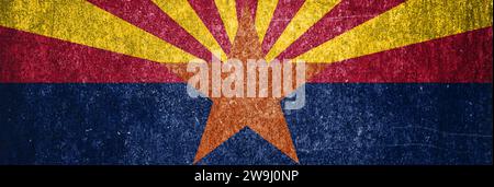 Banner der Grunge-Arizona-Staatsflagge. Schmutzige Arizona-Staatsflagge auf einer Metalloberfläche. Stockfoto