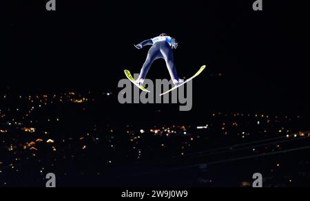 Oberstdorf, Deutschland. Dezember 2023. Skilanglauf, Skispringen, vier-Hügel-Turnier, Weltmeisterschaft, große Schanze, Männer, Qualifikation: Karl Geiger aus Deutschland im Einsatz. Vermerk: Daniel Karmann/dpa/Alamy Live News Stockfoto