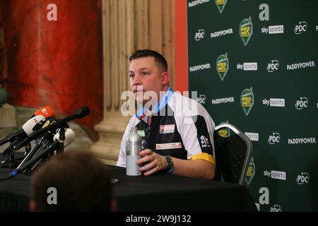 Alexandra Palace, London, Großbritannien. Dezember 2023. 2023/24 PDC Paddy Power World Dart Championships Day 11 Nachmittagssitzung; Chris Dobey in der Pressekonferenz nach dem Spiel, nachdem er sein Spiel gegen Ross Smith gewonnen hatte. Beschreibung: Action Plus Sports/Alamy Live News Stockfoto