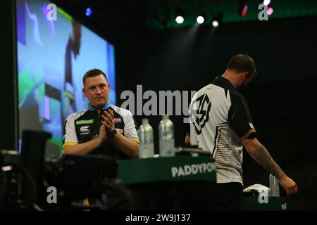 Alexandra Palace, London, Großbritannien. Dezember 2023. 2023/24 PDC Paddy Power World Dart Championships Day 11 Nachmittagssitzung; Chris Dobey applaudiert die Fans, nachdem er sein Spiel gegen Ross Smith gewonnen hatte. Beschreibung: Action Plus Sports/Alamy Live News Stockfoto