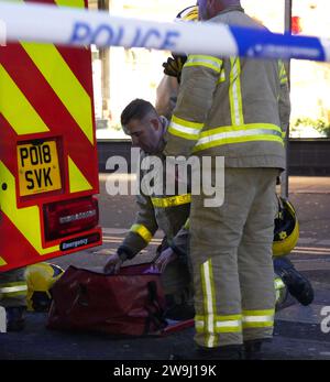 Die Feuerwehrleute am Tatort, nachdem sie zu einer Flamme im Blackpool Tower gerufen wurden, was eigentlich „oranges Netz“ war, sagte die Polizei von Lancashire. Der Lancashire Fire and Rescue Service sagte, es seien sechs Feuerwehrfahrzeuge auf der Promenade anwesend. Bilddatum: Donnerstag, 28. Dezember 2023. Stockfoto