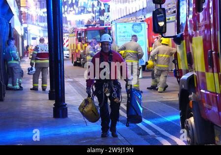 Die Feuerwehrleute am Tatort, nachdem sie zu einer Flamme im Blackpool Tower gerufen wurden, was eigentlich „oranges Netz“ war, sagte die Polizei von Lancashire. Der Lancashire Fire and Rescue Service sagte, es seien sechs Feuerwehrfahrzeuge auf der Promenade anwesend. Bilddatum: Donnerstag, 28. Dezember 2023. Stockfoto