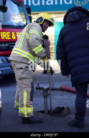 Die Feuerwehrleute am Tatort, nachdem sie zu einer Flamme im Blackpool Tower gerufen wurden, was eigentlich „oranges Netz“ war, sagte die Polizei von Lancashire. Der Lancashire Fire and Rescue Service sagte, es seien sechs Feuerwehrfahrzeuge auf der Promenade anwesend. Bilddatum: Donnerstag, 28. Dezember 2023. Stockfoto