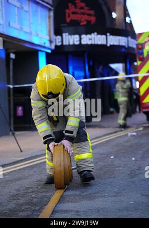 Die Feuerwehrleute am Tatort, nachdem sie zu einer Flamme im Blackpool Tower gerufen wurden, was eigentlich „oranges Netz“ war, sagte die Polizei von Lancashire. Der Lancashire Fire and Rescue Service sagte, es seien sechs Feuerwehrfahrzeuge auf der Promenade anwesend. Bilddatum: Donnerstag, 28. Dezember 2023. Stockfoto