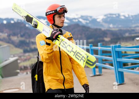 Oberstdorf, Deutschland. Dezember 2023. Skilanglauf, Skispringen, vier-Hügel-Turnier, Weltmeisterschaft, große Schanze, Männer, Ausbildung: Karl Geiger aus Deutschland. Vermerk: Daniel Karmann/dpa/Alamy Live News Stockfoto