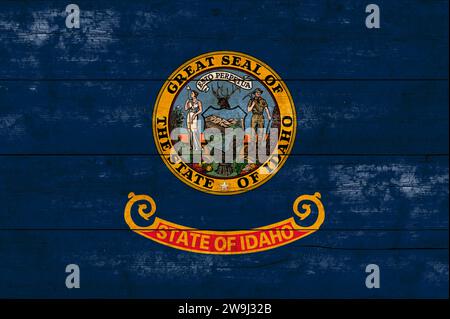 Idaho-Staatsflagge auf einer Holzfläche. Banner der Grunge-Idaho-Staatsflagge. Stockfoto