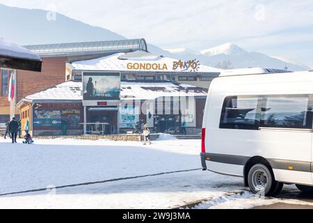 Bansko, Bulgarien - 20. Dezember 2023: Bulgarisches Winterskigebiet, Eintritt zur Gondelstation und Busse Stockfoto