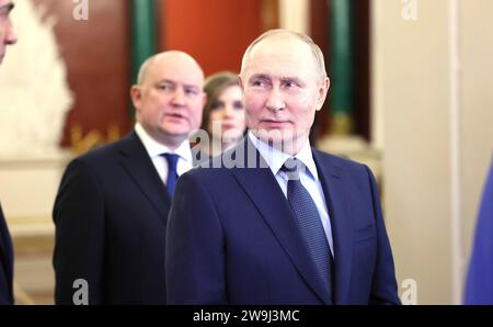 Moskau, Russland. Dezember 2023. Russischer Präsident Wladimir Putin während einer Rundfahrt durch eine Ausstellung, die den wichtigsten Ereignissen des kommenden Jahres der Lehrer und Mentoren im Kreml gewidmet ist, am 27. Dezember 2023 in Moskau, Russland. Quelle: Gavriil Grigorov/Kreml Pool/Alamy Live News Stockfoto