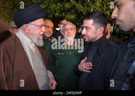 Teheran, Iran. Dezember 2023. Der oberste iranische Führer Ayatollah ALI KHAMENEI (L) spricht mit den Verwandten des Militärberaters des Korps der Iranischen Islamischen Revolutionsgarden (IRGC) Seyed Razi Mousavi, einem hochrangigen Befehlshaber der Quds-Truppe des Korps der Islamischen Revolutionsgarde Irans, der am 25. Dezember bei einem israelischen Streik in Syrien getötet wurde, in Teheran. (Foto: © Iranian Supreme Leader's Office via ZUMA Press Wire) NUR REDAKTIONELLE VERWENDUNG! Nicht für kommerzielle ZWECKE! Stockfoto