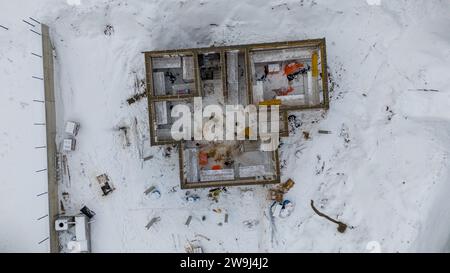 Drohnenfotografie einer persönlichen Hausbaustelle in einer ländlichen Umgebung während des bewölkten Wintertages Stockfoto