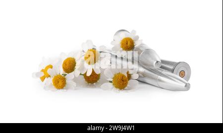 Metallkugeln und schöne Blumen isoliert auf weiß Stockfoto