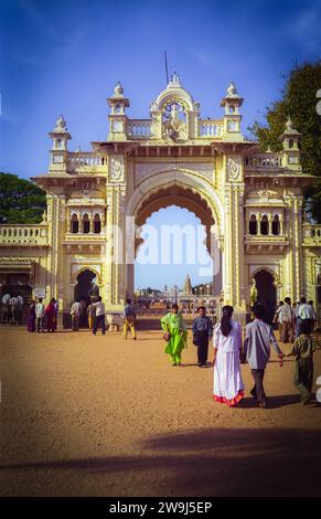Mysore, Karnataka, Indien Mai 2008 - Besucher gehen durch das Haupttor zum Marajah Mysore Palace Stockfoto