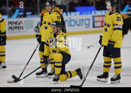 Stockholm 20231228GOTHENBURG, SCHWEDEN 20231228 Schwedens Fabian Wagner, Oskar Pettersson und Zeb Forsfjäll während der IIHF Juniorenweltmeisterschaft gro Stockfoto