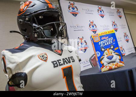 El Paso, Texas, USA. Dezember 2023. Eine Ausstellung der Oregon State Beavers wird für ein Medienevent vorbereitet, das zum 90. Jährlichen Tony the Tiger Sun Bowl zwischen den Oregon State Beavers und den Notre Dame Fighting Irish im Sun Bowl Stadium in El Paso, Texas, führt. Prentice C. James/CSM/Alamy Live News Stockfoto