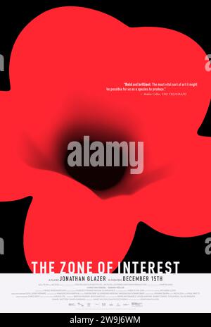 The Zone of Interest (2023) von Jonathan Glazer mit Sandra Hüller Christian Friedel und Freya Kreutzkam. Eine Adaption von Martin Amis’ Roman über den Kommandanten von Auschwitz, Rudolf Höss, und seine Frau Hedwig, die in einem Haus und Garten neben dem Lager ein Traumleben für ihre Familie aufbauen wollen. US-Poster mit einem Blatt ***NUR FÜR REDAKTIONELLE ZWECKE***. Quelle: BFA / A24 Stockfoto