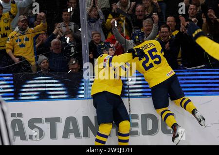 Stockholm 20231228GOTHENBURG, SCHWEDEN 20231228 der schwedische Otto Stenberg erzielt 0-1 Punkte und feiert mit Elias Pettersson während des IIHF World Ju Stockfoto