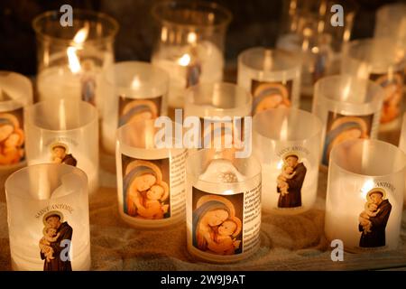 Gebetskerzen mit dem Bild von Maria, Jesuskind und Saint-Antoine am zweiten Weihnachtsfeiertag in der katholischen Kathedrale Notre-Dame de Tulle in Corrèze. Tüll, Stockfoto