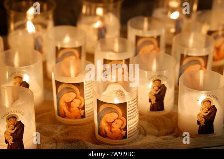 Gebetskerzen mit dem Bild von Maria, Jesuskind und Saint-Antoine am zweiten Weihnachtsfeiertag in der katholischen Kathedrale Notre-Dame de Tulle in Corrèze. Tüll, Stockfoto