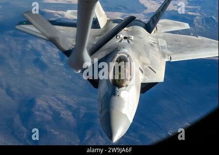 Nellis Air Force Base, Usa. 12. Dezember 2023. Ein F-22 Raptor Tarnjäger der US Air Force betankt den Flug mit einem USAF KC-135 Stratotanker während des Weapons Integration Courses über der Nevada Test and Training Range am 12. Dezember 2023 über der Nellis Air Force Base, Nevada. Quelle: SRA Haiden Morris/USA Air Force/Alamy Live News Stockfoto