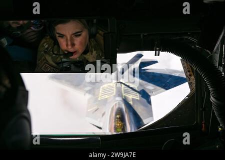 Nellis Air Force Base, Usa. 12. Dezember 2023. Brielle Springer, Senior Airman der US-Luftwaffe, betankt 93 während des Fluges ein F-22 Raptor Stealth Kampfflugzeug von einem USAF KC-135 Stratotanker während des Weapons Integration Courses über der Nevada Test and Training Range, am 12. Dezember. 2023 über der Nellis Air Force Base, Nevada. Quelle: SRA Haiden Morris/USA Air Force/Alamy Live News Stockfoto