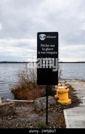 Schild zum Eisangeln auf eigene Gefahr im Bellevue Park in Pincourt, Quebec, Kanada Stockfoto