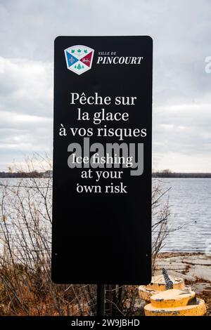 Schild zum Eisangeln auf eigene Gefahr im Bellevue Park in Pincourt, Quebec, Kanada Stockfoto