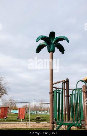 Gefälschte Palmen auf dem Spielplatz im Bellevue Park in Pincourt, Quebec, Kanada Stockfoto