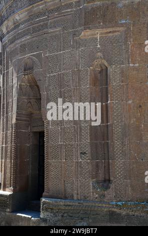 Die Bayindir-Moschee und Kuppel in Ahlat, Türkei, wurde während der Seldschukzeit erbaut. Stockfoto