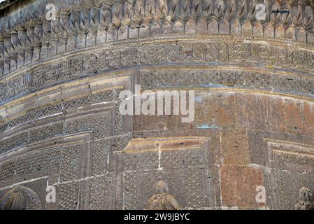 Die Bayindir-Moschee und Kuppel in Ahlat, Türkei, wurde während der Seldschukzeit erbaut. Stockfoto