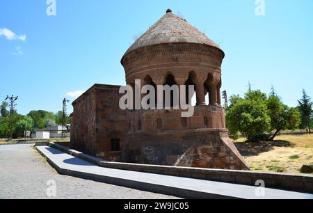 Die Bayindir-Moschee und Kuppel in Ahlat, Türkei, wurde während der Seldschukzeit erbaut. Stockfoto