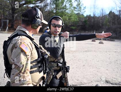 Fayetteville, Vereinigte Staaten von Amerika. 13. Dezember 2023. Der Mixed Martial Artist Khonry Gracie, Right, spricht mit einem Green Beret Trainer während des Trainings vor der Teilnahme an der Green Beret Celebrity Tactical Challenge 2023 im John F. Kennedy Special Warfare Center Miller Training Complex in Fort Liberty, 13. Dezember 2023 Fayetteville, North Carolina. 14 Prominente haben sich mit Green Berets zusammengetan, um an dem jährlichen Shooting Event teilzunehmen. Quelle: K. Kassens/US Army Photo/Alamy Live News Stockfoto