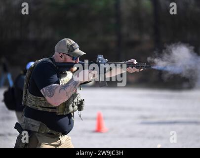 Fayetteville, Vereinigte Staaten von Amerika. 13. Dezember 2023. Der ehemalige NFL-Fußballspieler Ryan Miller feuert während des Trainings ein Gewehr auf ein Ziel ab, bevor er 2023 an der Green Beret Celebrity Tactical Challenge im John F. Kennedy Special Warfare Center Miller Training Complex in Fort Liberty, 13. Dezember 2023, Fayetteville, North Carolina, teilnahm. 14 Prominente haben sich mit Green Berets zusammengetan, um an dem jährlichen Shooting Event teilzunehmen. Quelle: K. Kassens/US Army Photo/Alamy Live News Stockfoto