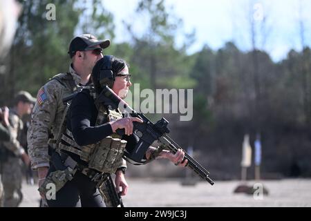 Fayetteville, Vereinigte Staaten von Amerika. 13. Dezember 2023. Die Überlebende und Schauspielerin Laura Zerra feuert während des Trainings ein Gewehr auf ein Ziel ab, bevor sie 2023 an der Green Beret Celebrity Tactical Challenge im John F. Kennedy Special Warfare Center Miller Training Complex in Fort Liberty, 13. Dezember 2023, Fayetteville, North Carolina, teilnahm. 14 Prominente haben sich mit Green Berets zusammengetan, um an dem jährlichen Shooting Event teilzunehmen. Quelle: K. Kassens/US Army Photo/Alamy Live News Stockfoto