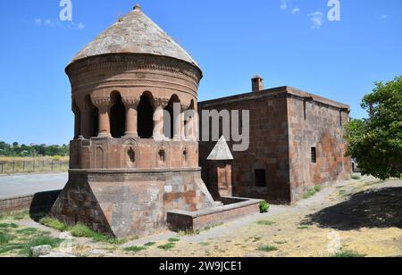 Die Bayindir-Moschee und Kuppel in Ahlat, Türkei, wurde während der Seldschukzeit erbaut. Stockfoto