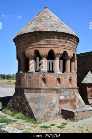 Die Bayindir-Moschee und Kuppel in Ahlat, Türkei, wurde während der Seldschukzeit erbaut. Stockfoto