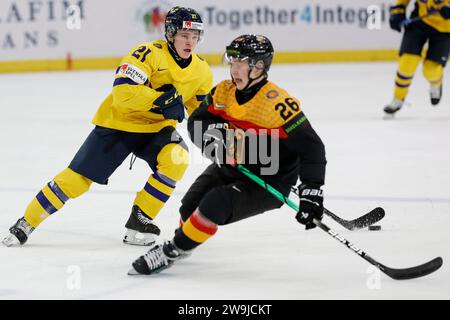 Stockholm 20231228GOTHENBURG, SCHWEDEN 20231228 der schwedische Zeb Forsfjäll und t26 der deutsche Mortiz Elias während der IIHF Junior-Weltmeisterschaft Gruppe A Stockfoto