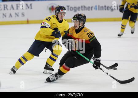 Stockholm 20231228GOTHENBURG, SCHWEDEN 20231228 der schwedische Zeb Forsfjäll und t26 der deutsche Mortiz Elias während der IIHF Junior-Weltmeisterschaft Gruppe A Stockfoto