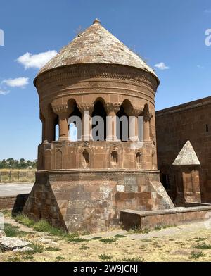 Die Bayindir-Moschee und Kuppel in Ahlat, Türkei, wurde während der Seldschukzeit erbaut. Stockfoto