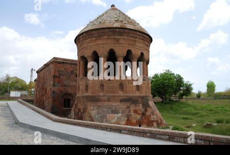 Die Bayindir-Moschee und Kuppel in Ahlat, Türkei, wurde während der Seldschukzeit erbaut. Stockfoto