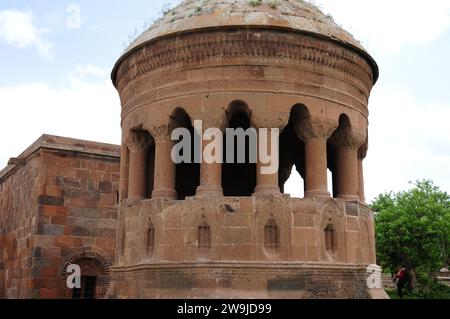 Die Bayindir-Moschee und Kuppel in Ahlat, Türkei, wurde während der Seldschukzeit erbaut. Stockfoto