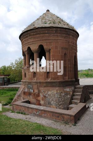 Die Bayindir-Moschee und Kuppel in Ahlat, Türkei, wurde während der Seldschukzeit erbaut. Stockfoto