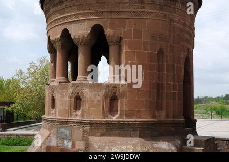 Die Bayindir-Moschee und Kuppel in Ahlat, Türkei, wurde während der Seldschukzeit erbaut. Stockfoto